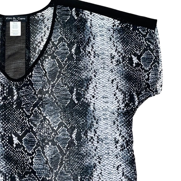 Kim & Cami Woman’s Black & White Snakeskin Print Sheer Blouse Size Medium - Picture 2 of 4